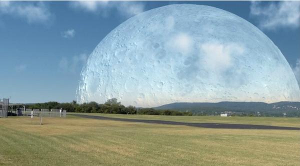 Луна на расстоянии 400 км от Земли.